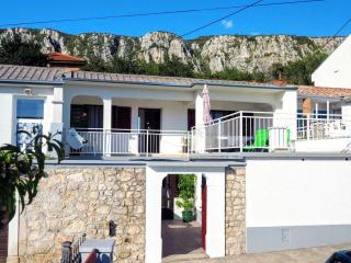 Charming House in Grižane with Enclosed Garden and Mountain View - Grižane - 0