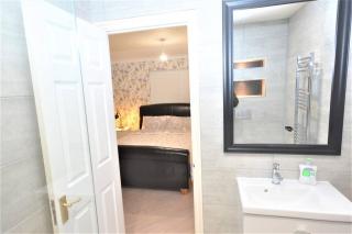 Luxury 5 Bedroom House with Free Parking on Site - Hornchurch - 7