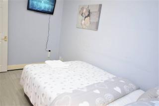 Luxury 5 Bedroom House with Free Parking on Site - Hornchurch - 6