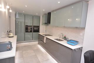 Luxury 5 Bedroom House with Free Parking on Site - Hornchurch - 4