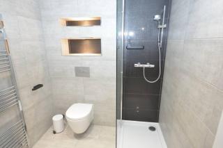 Luxury 5 Bedroom House with Free Parking on Site - Hornchurch - 3
