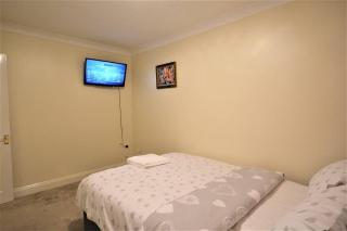 Luxury 5 Bedroom House with Free Parking on Site - Hornchurch - 2