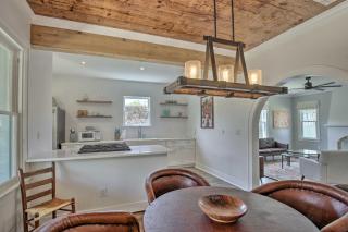 Historic Home with Yard Near St Marys Strip! - San Antonio - 9