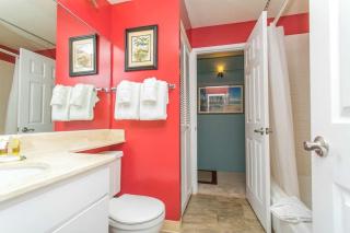 Discovery Bay One Bedroom Condos with Kitchen & Free Wifi! - 3