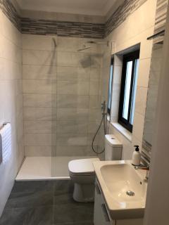 The Sea Across the Road - Flat 4 - 6