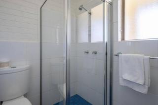 Sunny, 2-bedroom apartment with pool, 200m from Caseys beach - Batehaven - 2