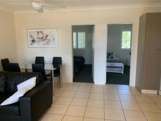 Sunny, 2-bedroom apartment with pool, 200m from Caseys beach - Batehaven - 4