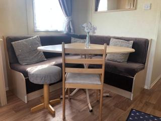 Norfolk Lavender Caravan - Sleeps 4 - WiFi and Sky TV Included - Bacton - 2