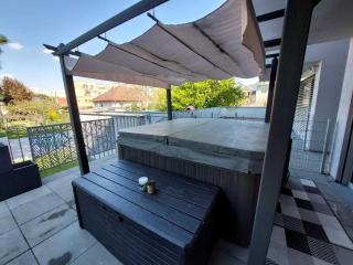 Dream Getaway Apartment with Jacuzzi and Pool - Vienna - 2