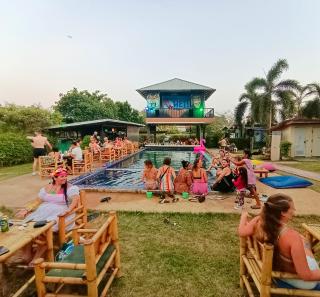 WET! a Pool Party Hostel by Wild & Wandering - Haad Rin - 1