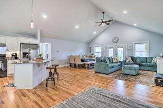 Waynesville Smart Cabin with Hot Tub and Views! - Waynesville - 3