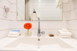 Seven Resort Style Inn near Beach - Shelter Island Heights - 3