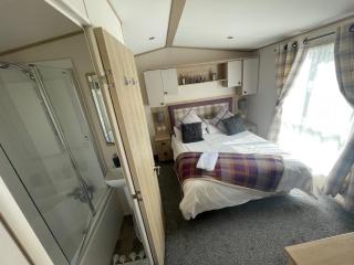 Lakeside Retreat 4 with hot tub, private fishing peg situated at Tattershall Lakes Country Park - 5
