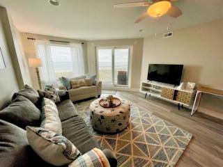 Carolina Beach Dreamin - light filled south side END unit, Ocean views from most rooms! Private beach access! condo - Carolina Beach - 2