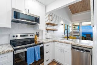 Modern-Rustic Beach Renovation Direct Oceanfront Penthouse - Kahana - 8