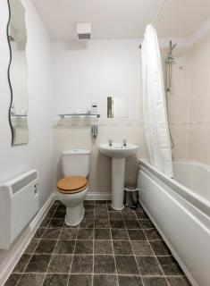 BEST PRICE! Superb city centre apartment, 2 Superkings or 4 singles Smart TV & Sofa bed- FREE SECURE PARKING - 4