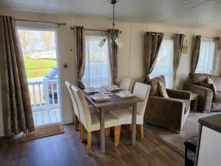 2BR-Sleeps6-Fireplace-Parking-Patio-Seaside - Clacton-on-Sea - 4