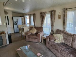 2BR-Sleeps6-Fireplace-Parking-Patio-Seaside - Clacton-on-Sea - 1