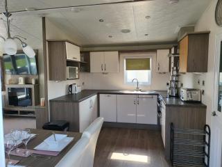2BR-Sleeps6-Fireplace-Parking-Patio-Seaside - Clacton-on-Sea - 3
