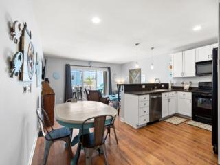 Laid Back By The Sea - Steps from the beach with amazing ocean views, Parking for 2 included, condo - Carolina Beach - 4