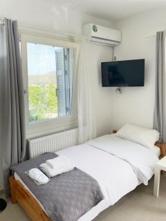 Bright & Cozy Home, 5 mins to Andros Town - Andro - 5