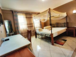 Lush Garden Hotel - 2