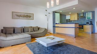 2BDR W AC -2min from beach- by LovelyStay - 1