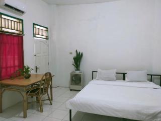 Ombai Guest House 27 Syariah Mitra RedDoorz - Kertapati - 9