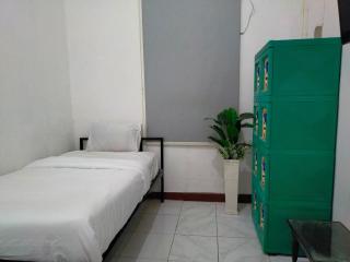 Ombai Guest House 27 Syariah Mitra RedDoorz - Kertapati - 8