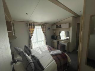 Lakeside Retreat 4 with hot tub, private fishing peg situated at Tattershall Lakes Country Park - 2