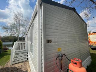 Lakeside Retreat 4 with hot tub, private fishing peg situated at Tattershall Lakes Country Park - Tattershall - 1