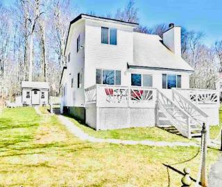 Cozy Poconos Mountain House with 3 bedrooms - 1