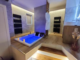LA BULLE ROMANTIQUE, Suite avec jacuzzi privatif - - 0