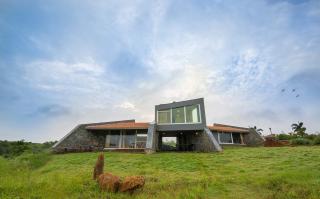 Stone House Bezze by StayVista with Lake view, Jacuzzi & Lawn - your perfect getaway - Nashik - 0