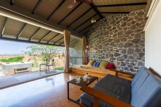 Stone House Bezze by StayVista with Lake view, Jacuzzi & Lawn - your perfect getaway - Nashik - 6
