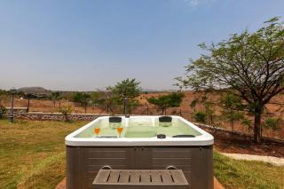 Stone House Bezze by StayVista with Lake view, Jacuzzi & Lawn - your perfect getaway - Nashik - 9