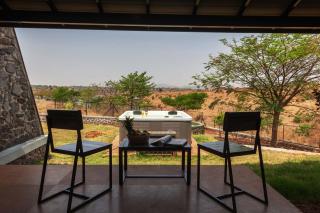Stone House Bezze by StayVista with Lake view, Jacuzzi & Lawn - your perfect getaway - Nashik - 3