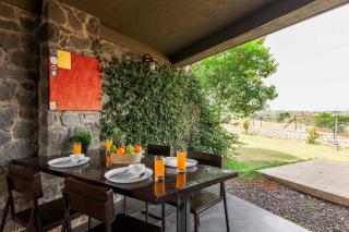 Stone House Bezze by StayVista with Lake view, Jacuzzi & Lawn - your perfect getaway - Nashik - 5