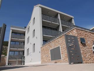 Grey House - Bol - 8