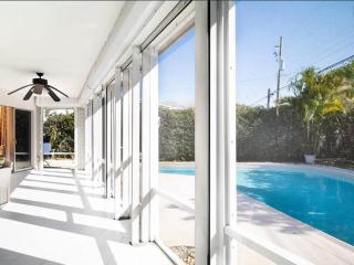 Lovely 3-bd, walk to bars, 9 min drive from beach! Heated pool. - Fort Lauderdale - 1