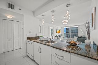 Luxurious Condo with PARKING in Brickell Miami - Miami - 1