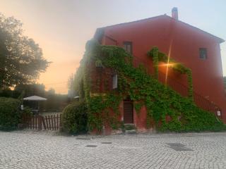 Casette rosse nel borgo medievale di Fossanova - Latina - 3