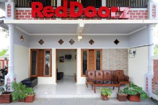 RedDoorz Syariah near Alun Alun Pacitan 2 - 6