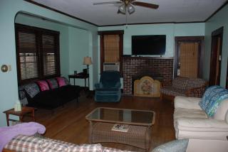Old Time Beach Front Cottage - The Beach is your Backyard! Pet Friendly cottage - North Camellia Acres - 2