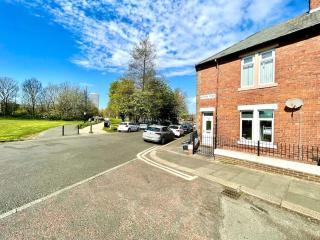 Huge serviced Apartment with FREE PARKING - 6