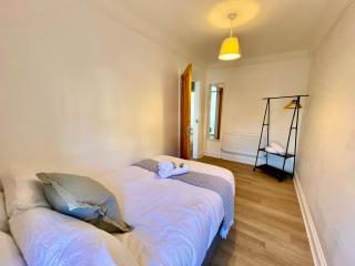 Huge serviced Apartment with FREE PARKING - 4