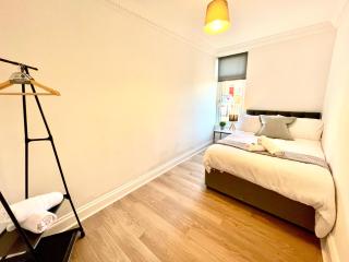 Huge serviced Apartment with FREE PARKING - 3