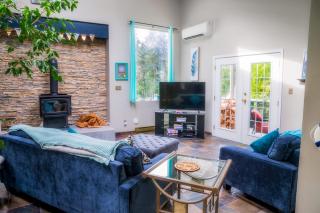 Wonderland Adventure Home - UNIQUE STAY With Hot Tub & Pond - 3