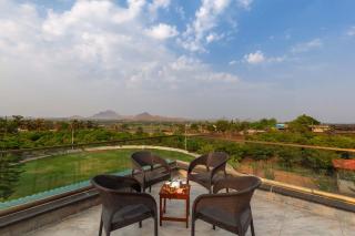 Casa del Verde by StayVista - Orchards oasis with a pool, Spacious lawn, Terrace & Indoor games - Nashik - 6