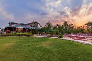 Casa del Verde by StayVista - Orchards oasis with a pool, Spacious lawn, Terrace & Indoor games - Nashik - 7
